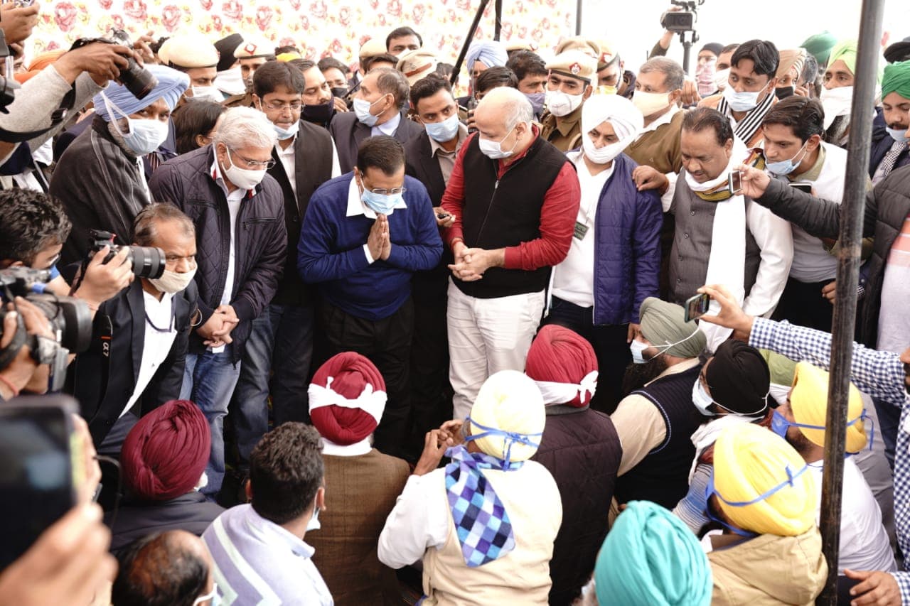 Kisan Andolan: 'सेवादार' बन किसानों के बीच पहुंचे केजरीवाल, कहा- किसान आंदोलन को हमारी पार्टी का पूरा समर्थन
