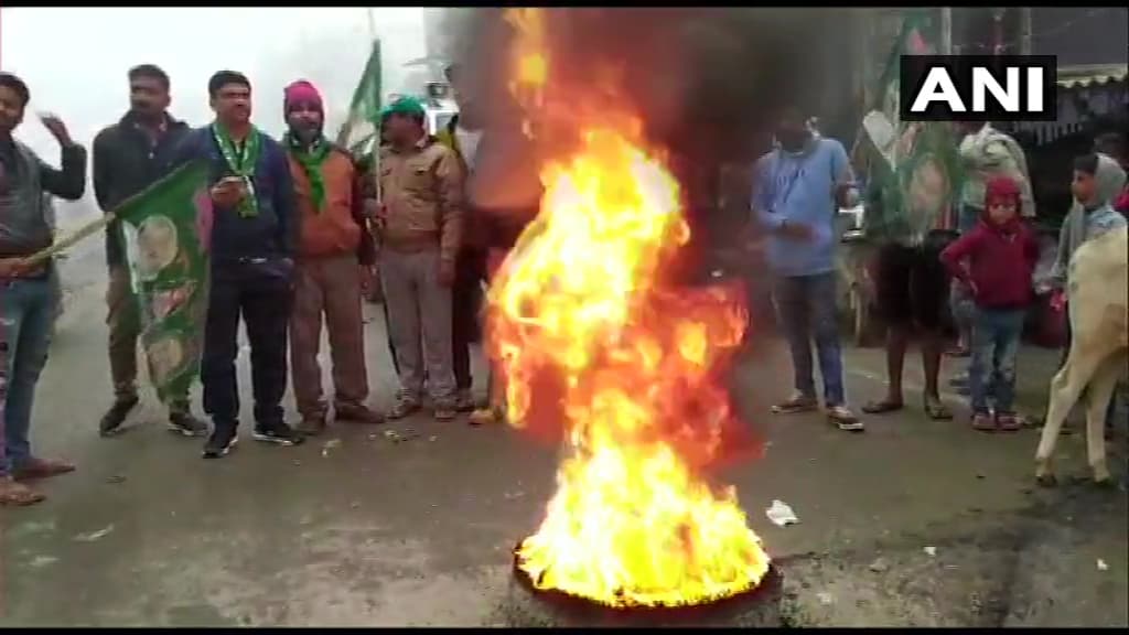Bihar Bandh: नेशनल हाइवे कई जगह जाम, विपक्षी नेताओं ने रोकी ट्रेन और सड़क पर किया जोरदार प्रदर्शन
