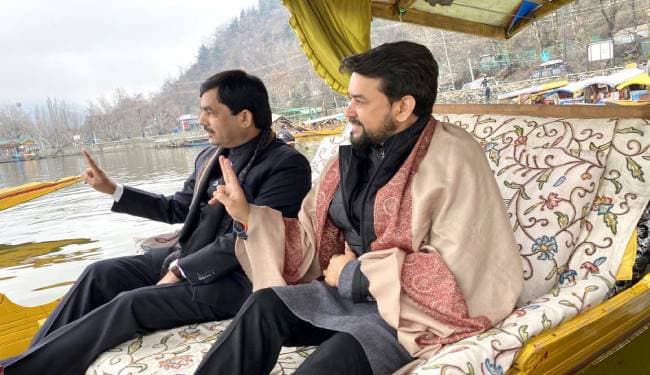 श्रीनगर की डल झील में अनुराग ठाकुर ने निकाली शिकारा रैली, कहा- जम्मू कश्मीर के युवाओं ने बुलेट पर बैलेट और टेररिज्म पर टूरिज्म को चुना