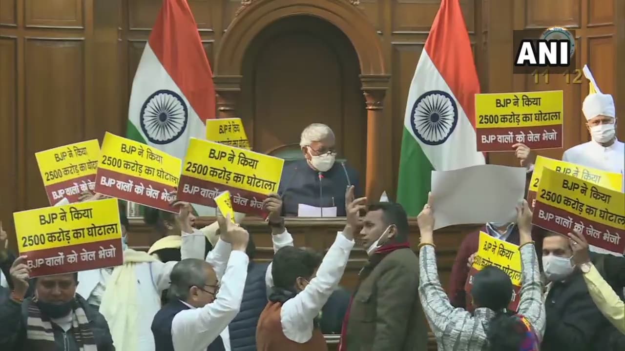 आप ने लगाया भाजपा पर 2500 करोड़ के घोटाले का आरोप, विधानसभा में लहराये पोस्टर-बैनर