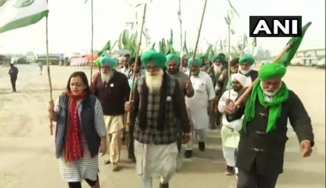 कृषि कानूनों के विरोध के दौरान प्रदर्शनकारियों की मौत पर किसानों ने जुलूस निकाल कर दी श्रद्धांजलि