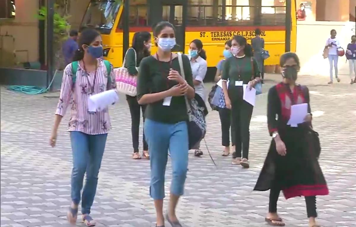 School Reopen News: इन राज्यों में आज से खुल गये स्कूल-कॉलेज, बच्चों को भेजने से पहले जान लें यह बात