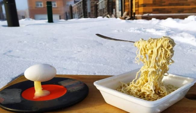 साइबेरिया में -45 डिग्री सेल्सियस तक पहुंचा तापमान, हवा में ही जम गये अंडे और नूडल्स, वायरल हो रही तस्वीर