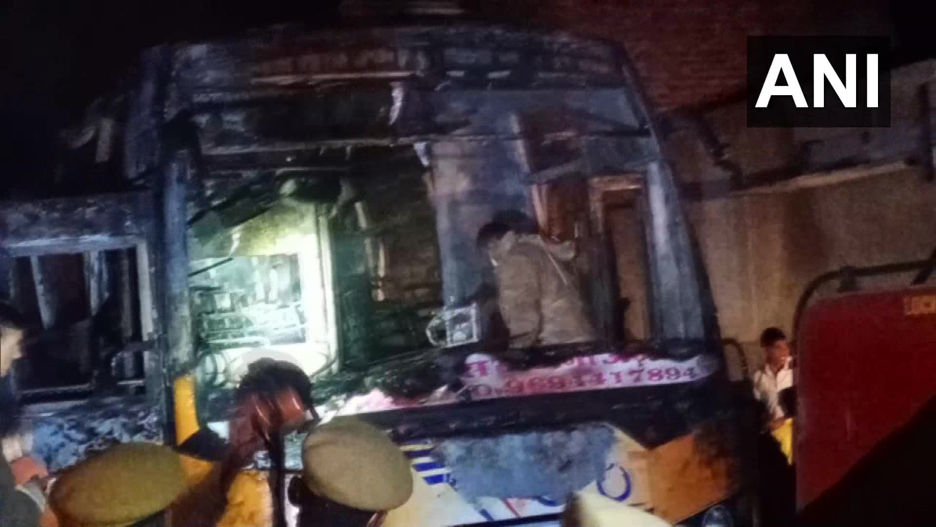दर्दनाक हादसा : बस पर गिरा करंट वायर, लगी आग, चीख पुकार के बीच 6 लोग जिंदा जल गए