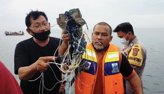 इंडोनेशिया के जकार्ता से उड़ान भरने के बाद 62 लोगों को ले जा रहा विमान दुर्घटनाग्रस्त, जावा सागर से मिले बॉडी पार्ट्स और मलबे