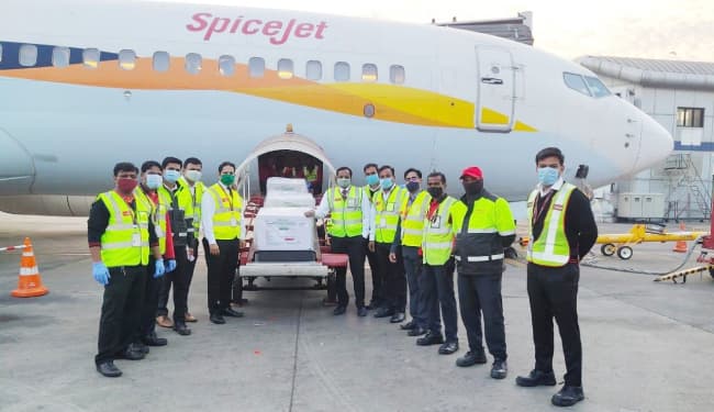पुणे एयरपोर्ट से 'कोविशील्ड' की पहली खेप लेकर स्पाइस जेट का विमान दिल्ली रवाना, 4.5 करोड़ वैक्सीन की शुरू हुई आपूर्ति