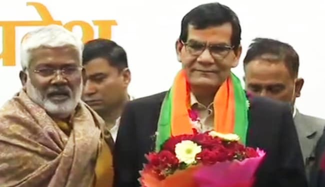 Yogi Cabinet Expansion: यूपी विधानसभा चुनाव 2022 से पहले एके शर्मा फिर चर्चा में, क्या बनेंगे मंत्री?