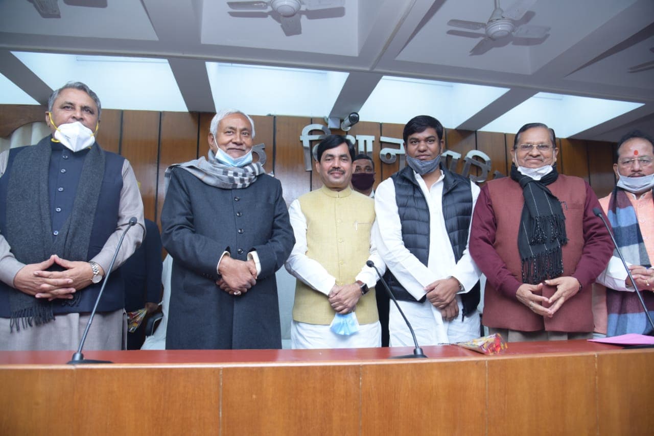 Bihar Politics: मुकेश सहनी और पूर्व केंद्रीय मंत्री शाहनवाज हुसैन ने MLC पद की ली शपथ, नीतीश कैबिनेट में मिलेगी जगह?