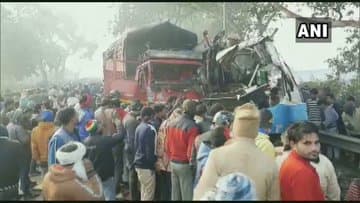 यूपी के मुरादाबाद में भीषण सड़क हादसा, ओवरटेक करने के चक्कर में भिड़े बस और ट्रक, 10 की मौत, मुआवजे का सीएम योगी ने किया ऐलान