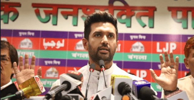 बिहार में अकेला हो गया रामविलास पासवान का 'चिराग'! सीएम नीतीश के साथ लड़ाई में LJP को झटके पर झटके