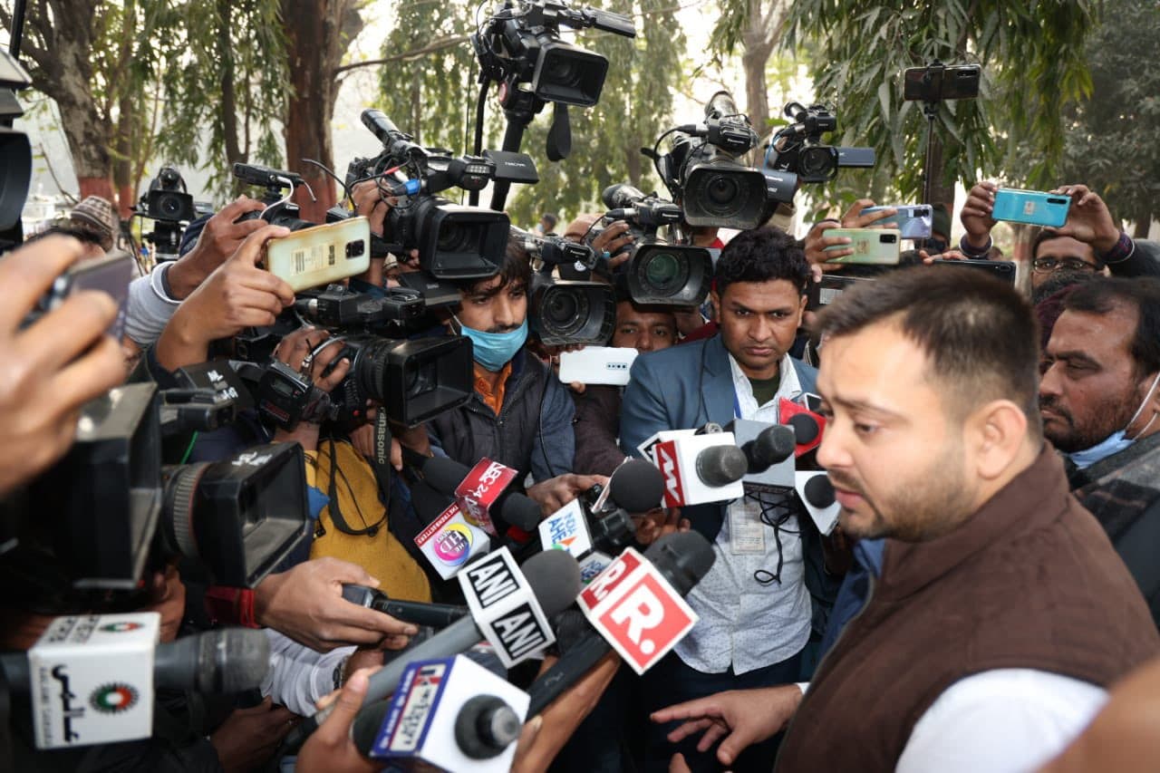 Bihar News: राज्यपाल से मुलाकात के बाद Tejashwi Yadav बोले- बिहार में सरकार का इकबाल खत्म हो चुका है