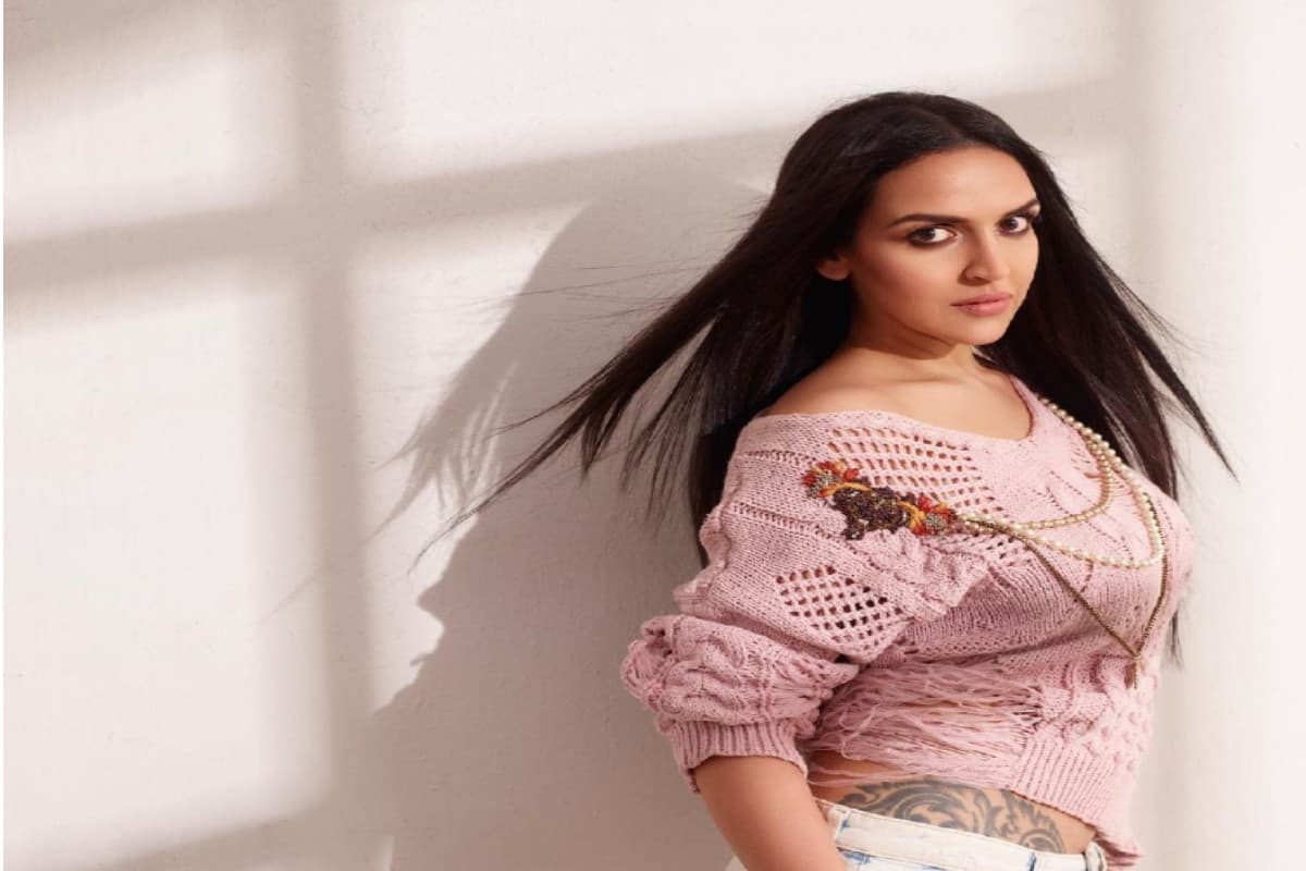 Esha Deol ने फ्लॉन्ट किया कमर पर बना टैटू, 11 तक इसलिए छुपाया इस राज को