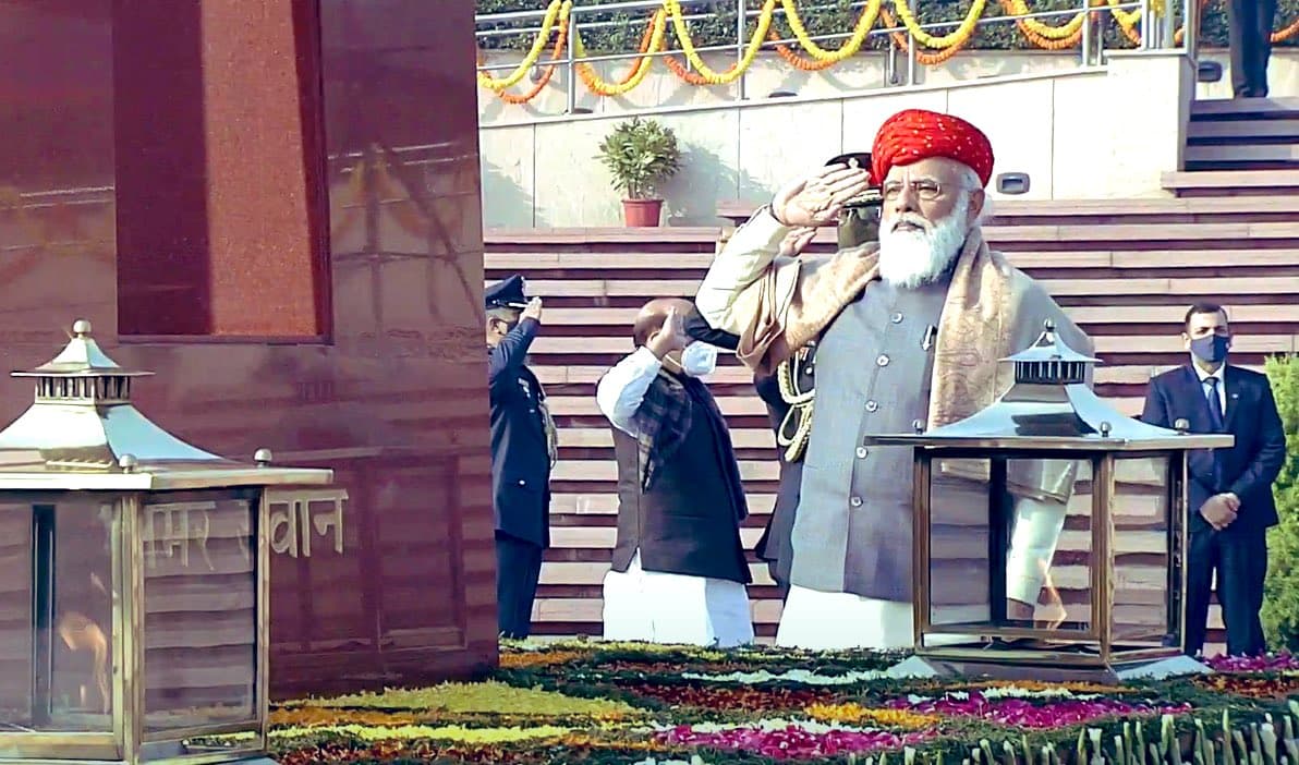 गणतंत्र दिवस पर जामनगर की स्पेशल पगड़ी में दिखे पीएम नरेंद्र मोदी, हर साल रहा है खास लुक गणतंत्र दिवस पर जामनगर की स्पेशल पगड़ी में दिखे पीएम नरेंद्र मोदी, हर साल रहा है खास लुक