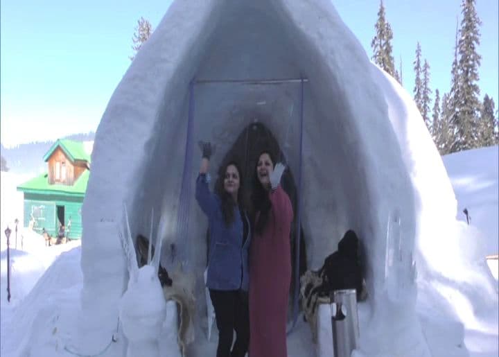 Jammu-Kashmir: पर्यटकों को लुभा रहा कश्मीर में खुला देश का पहला इग्लू कैफे, लोगों ने कहा एक बार जरूर देखें...