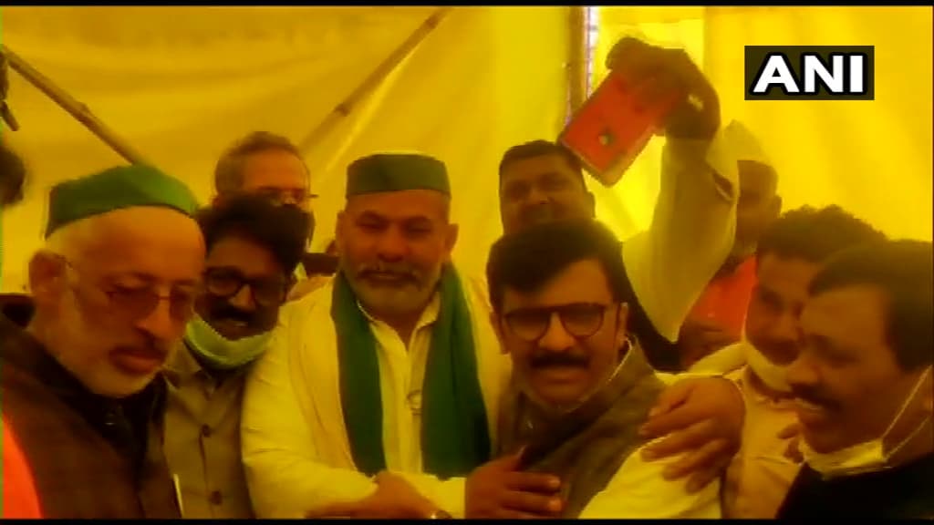 Farmers Protest : संजय राउत गाजीपुर बॉर्डर पहुंचे,राकेश टिकैत से की मुलाकात