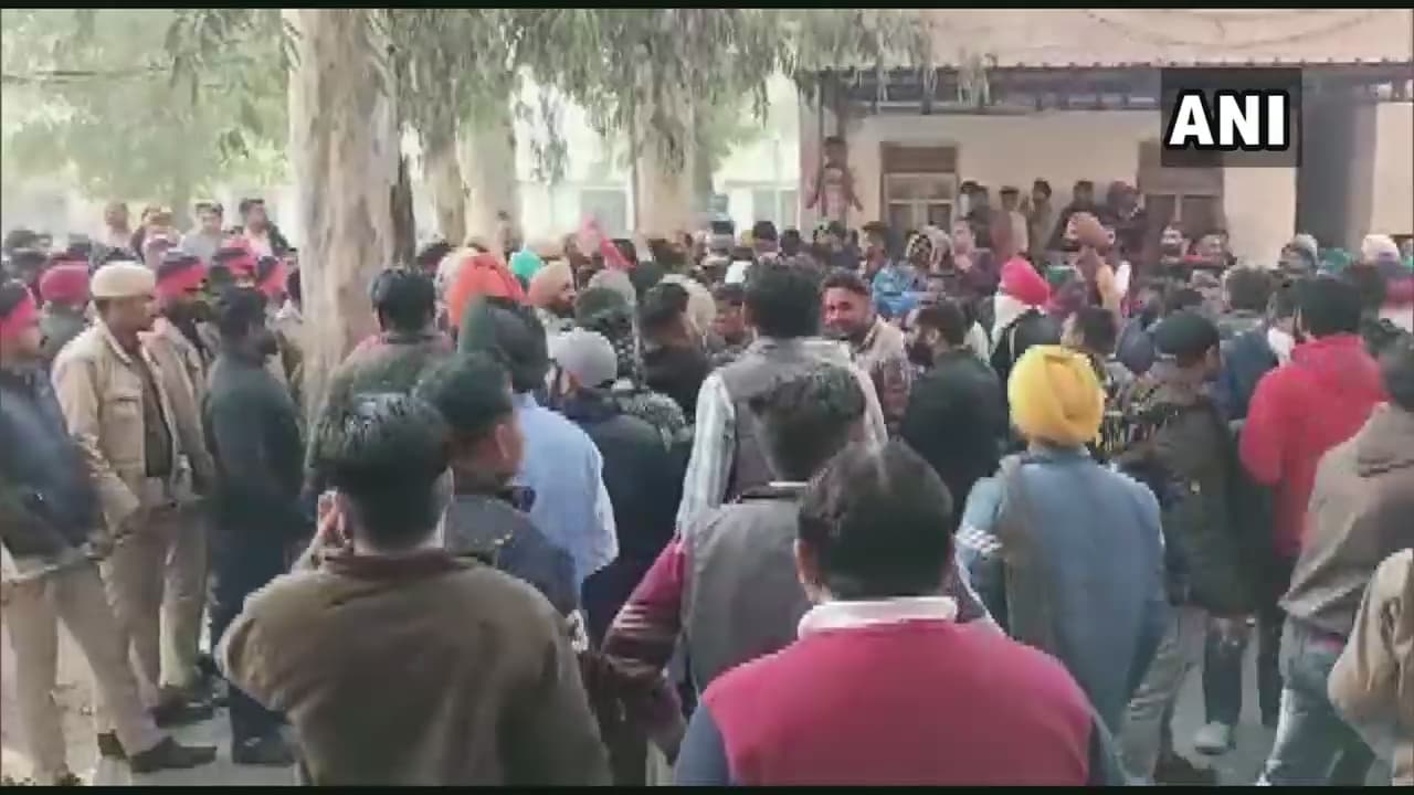 Sukhbir Badal vehicle attacked : गाड़ी पर हमले के बाद धरना पर बैठे सुखबीर बादल, कहा-वे हमें गोलियां चलाकर भगाना चाहते हैं, लेकिन...