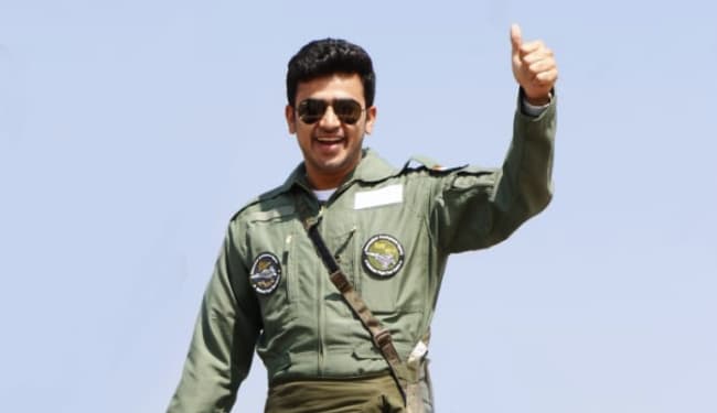 पायलट यूनिफॉर्म पहन तेजस्वी ने की तेजस की सवारी, कहा- न्यू इंडिया का प्रतिनिधित्व करता है यह हल्का लड़ाकू विमान