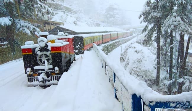 शिमला-कालका रेलवे लाइन पर भारी बर्फबारी के बीच चली ट्रेनें, बर्फीले नजारे देख रोमांचित हुए सैलानी, ...देखें वीडियो और तस्वीरें