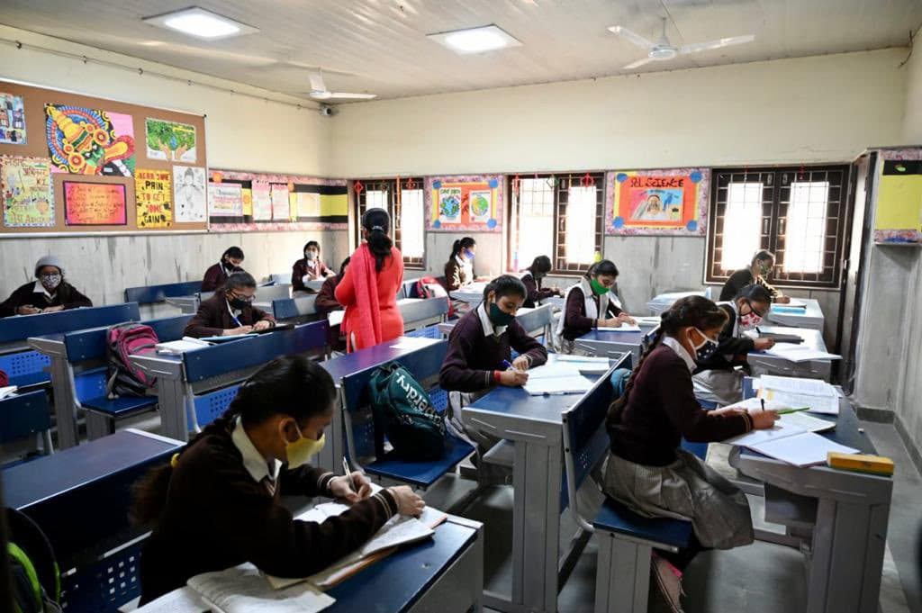 School Reopen : चेहरे पर मास्क और हाथ में सेनेटाइजर, कुछ ऐसे पहले दिन स्कूल पहुंचे छात्र