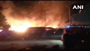 Delhi Fire : दिल्ली के हरकेश नगर में लगी भीषण आग, 20 से अधिक झोंपड़ियां जलकर खाक, 30 से ज्यादा दमकल मौके पर