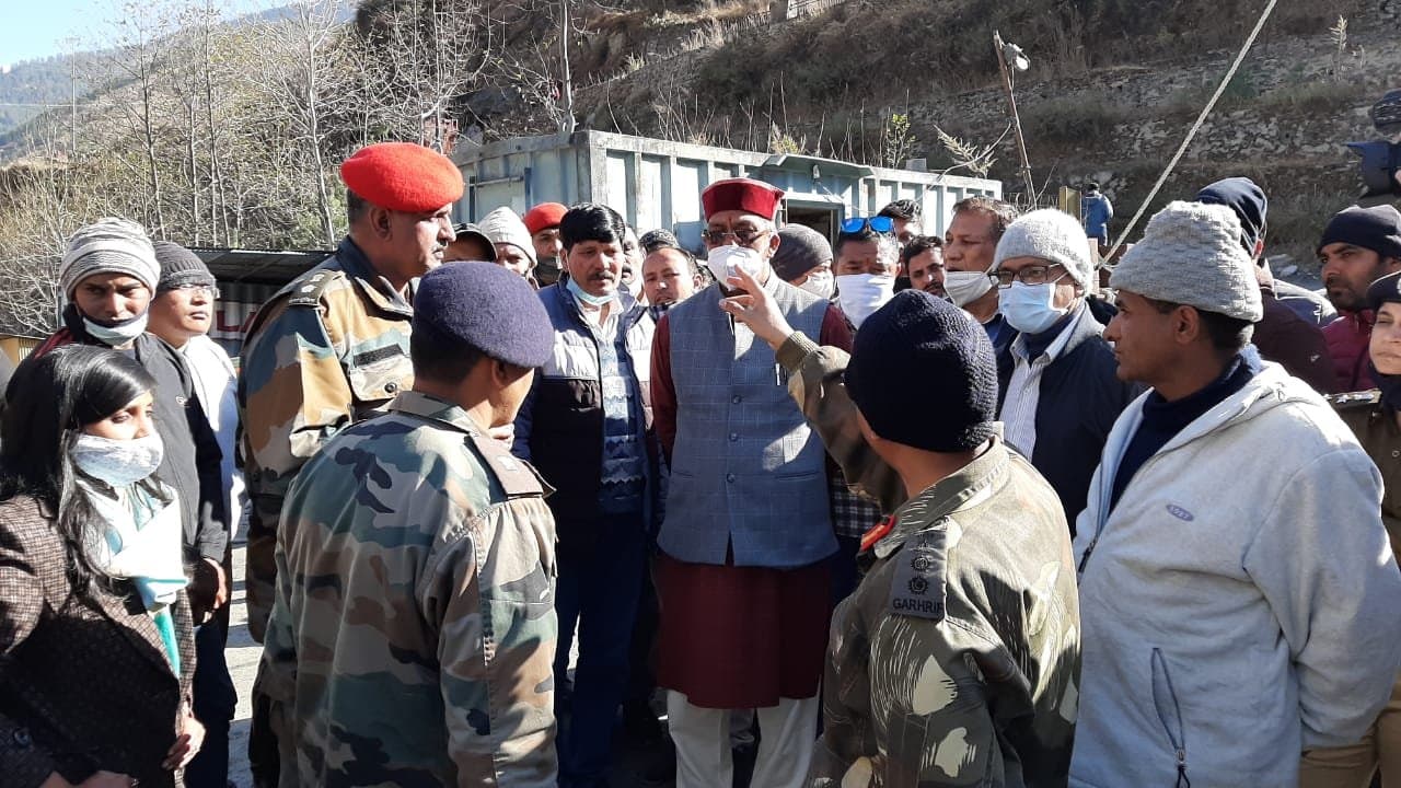 Uttarakhand floodsNews : मुख्यमंत्री रावत ने की है अफवाह ना फैलाने की अपील, घटनास्थल पहुंच ले रहे हैं हालत का जायजा