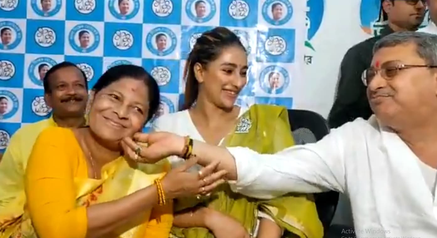 बंगाल में ‘गाल’ पर बवाल, लॉकेट चटर्जी ने शेयर किया वीडियो, TMC के ‘बंगाल को उसकी बेटी चाहिए’ पर सवाल, VIDEO