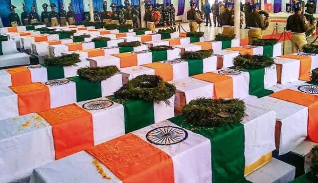 Pulwama attack : सीआरपीएफ जवानों के शहीद होने की दूसरी बरसी पर नम हुईं देश की आंखें, शाम को निकलेगा कैंडल मार्च