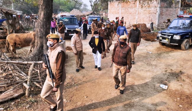 उन्नाव मामला : असोहा में आज होगा दोनों दलित किशोरियों का अंतिम संस्कार, पुलिस और स्थानीय प्रशासन तैनात