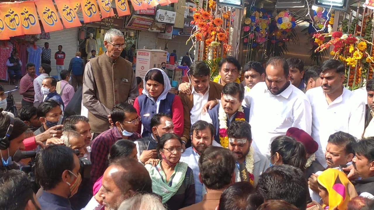 खुद को बड़ा हनुमान भक्त दिखाने में जुटे BJP और AAP, चांदनी चौक हनुमान मंदिर में हनुमान चालीसा का पाठ कर रहे नेता
