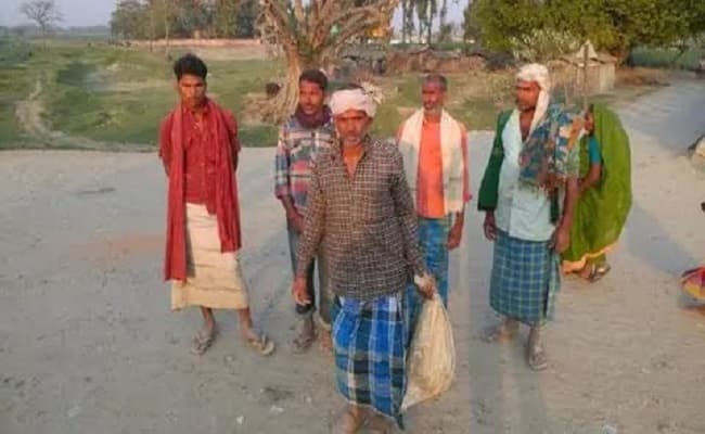 बिहार: बोरे में बेटे का शव लेकर पोस्टमार्टम के लिए पैदल चला पिता, 2 थानों की पुलिस ने ले जाने से किया था मना, दो सस्पेंड