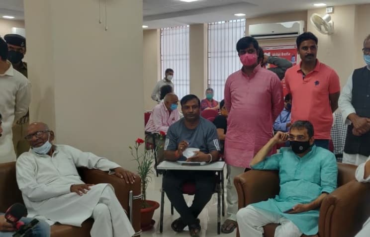 JDU में RLSP का विलय तय, सिर्फ ऐलान बाकी!, एक साथ कोरोना वैक्सीन लेने पहुंचे उपेंद्र कुशवाहा और वशिष्ठ नारायण सिंह ने दिए संकेत JDU में RLSP का विलय तय, सिर्फ ऐलान बाकी!, एक साथ कोरोना वैक्सीन लेने पहुंचे उपेंद्र कुशवाहा और वशिष्ठ नारायण सिंह ने दिए संकेत