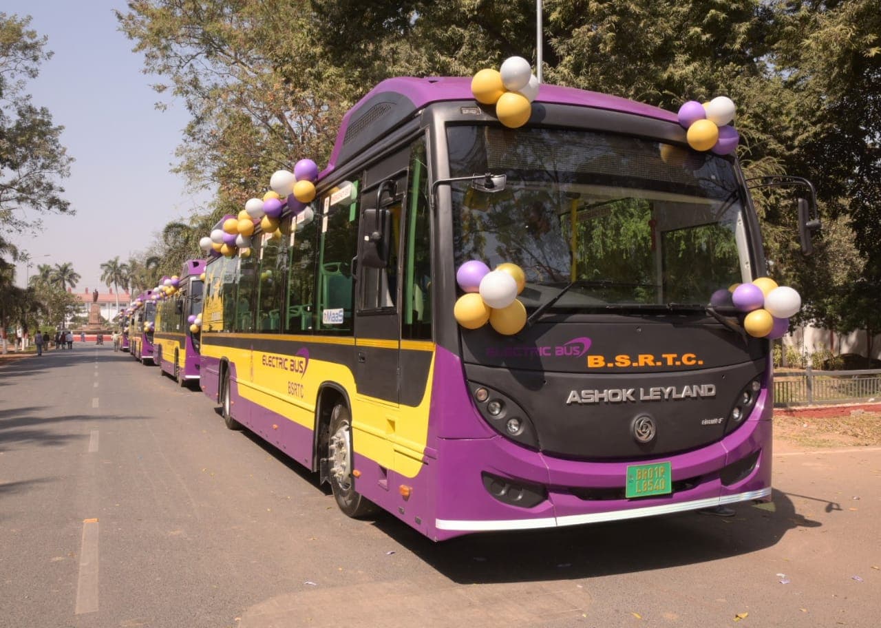 पटना में अगले माह से चलेंगी 50 और CNG बसें, शहर में इ-बसों के चार्जिंग प्वाइंट बनाने का निर्देश