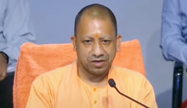 Yogi@4Years: ओवैसी के यूपी में एनकाउंटर नीति के आरोपों पर योगी आदित्यनाथ का जवाब, कहा- ''अपराधी सिर्फ अपराधी होता है...''