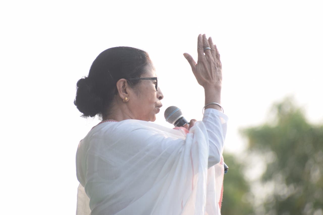 Bengal Chunav 2021: PM मोदी को किसी ने चाय बेचते नहीं देखा, CM ममता बनर्जी को चाय पिलाते देख लीजिए, VIDEO