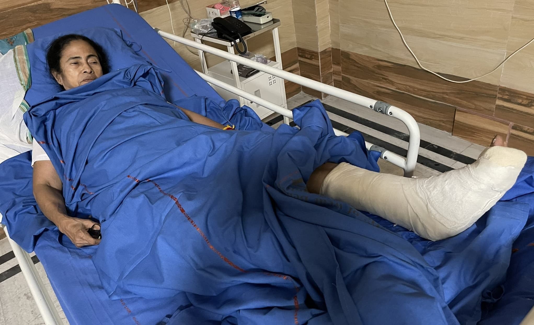 ‘मेरी एक टांग नकली है, मैं राजनीति की बड़ी खिलाड़ी...’ अस्पताल में TMC सुप्रीमो ममता, सोशल मीडिया पर MEMES