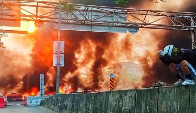 म्यांमार में प्रदर्शनकारियों ने चीनी फैक्टरी में लगायी आग, सेना ने की अंधाधूंध फायरिंग, 70 लोगों की गयी जानें