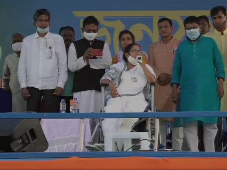 Bengal Election 2021: बिष्णुपुर से बीजेपी पर ममता का वार, कहा- दिल्ली में किसानों पर अत्याचार करते हैं और बंगाल आकर बड़ी-बड़ी बातें करते हैं