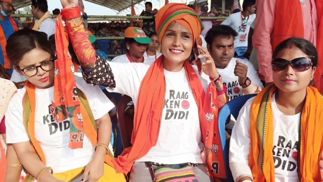 ‘अच्छे दिन’ और ‘मोदी है तो मुमकिन है’ के बाद ‘राग केनो दीदी’ मोमेंट, BJP के खास नारे वाली टीशर्ट का क्रेज