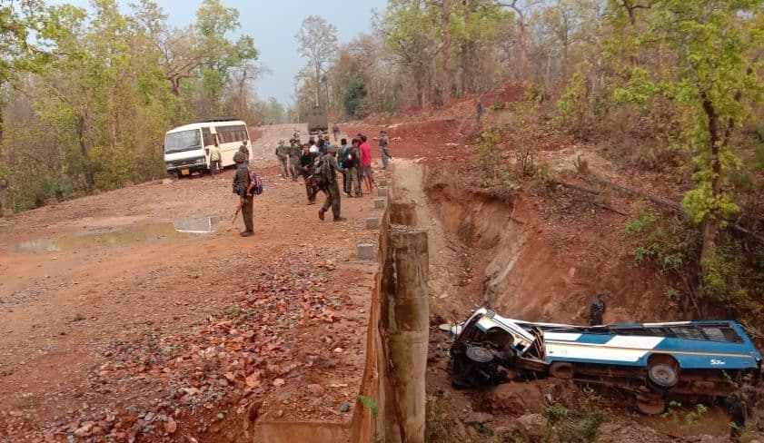 छत्तीसगढ़ : नक्सलियों ने पुलिस बस को बम से उड़ाया, 4 जवान शहीद, 14 अन्य जवान घायल