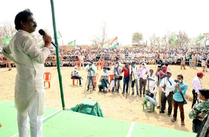 झारखंड के CM हेमंत सोरेन की बंगाल में चुनावी सभा, TMC के लिए मांगा वोट, बोले- ‘BJP नेताओं के घरों में नोट छापने की मशीन’ झारखंड के CM हेमंत सोरेन की बंगाल में चुनावी सभा, TMC के लिए मांगा वोट, बोले- ‘BJP नेताओं के घरों में नोट छापने की मशीन’