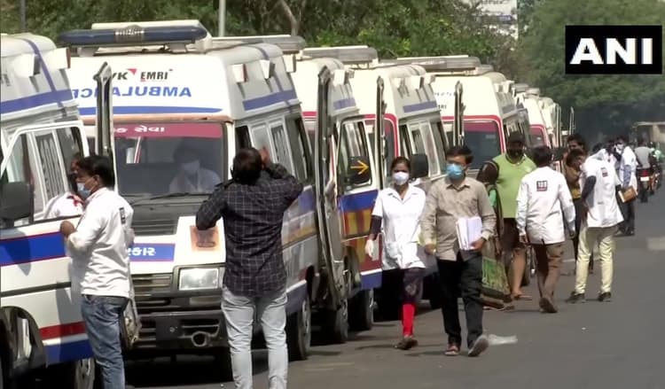 Gujrat Corona Update: अब गुजरात से भी आएं डराने वाली तस्वीरें, अस्पताल के बाहर एंबुलेंस की लंबी कतार