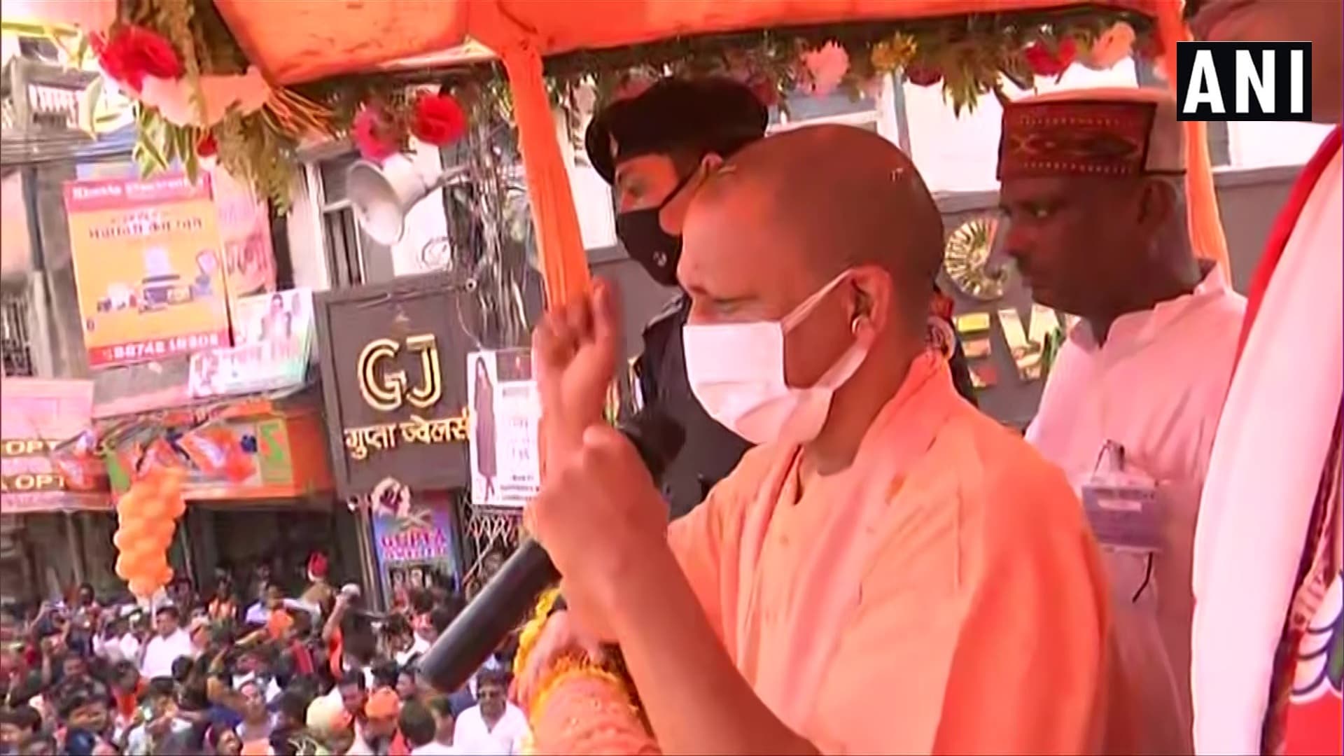 Bengal Chunav 2021: बंगाल में CM योगी का ग्रैंड रोड शो, कहा-  सांस्कृतिक राष्ट्रवाद की धरती को TMC ने गुंडागर्दी की धरती  बना दी