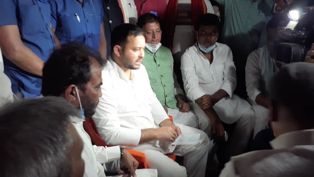 Madhubani Hatyakand: मधुबनी हत्याकांड में पीड़ित परिजनों से मिले Tejashwi yadav, कहा- बिहार में सुशासन नहीं, चल रहा राक्षस राज