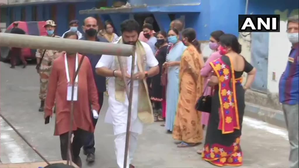 टालीगंज के बूथ पर पहुंचे ‍‍BJP उम्मीदवार बाबुल सुप्रियो, कहा- यहां के आंतक के माहौल को बदलना बड़ी चुनौती