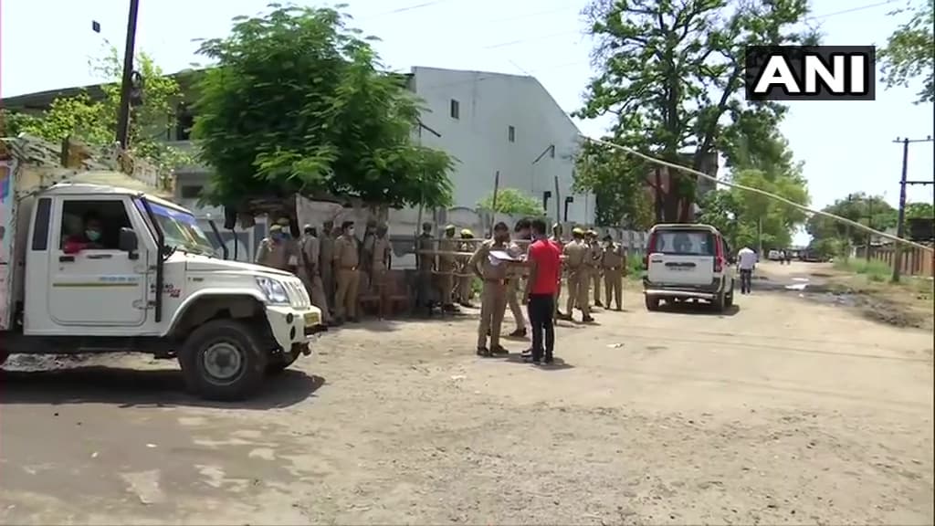 UP में कोरोना से बेकाबू हालात के बीच 60 घंटे का बंद, एक दिन में मिले रिकॉर्ड 37,238 संक्रमित