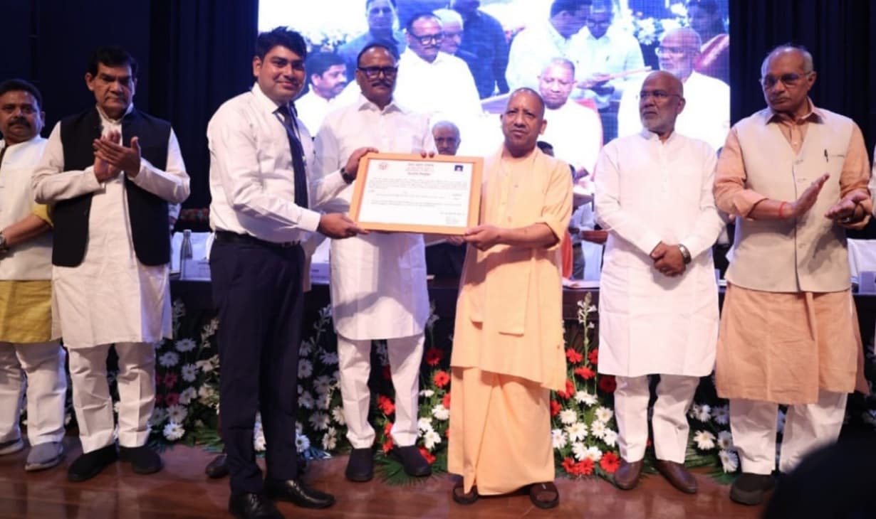 Aligarh: पिता की हुई मौत, मजदूरी कर के मोहन कपूर हुए सिविल सर्विस में चयनित, सीएम ने दिया नियुक्ति पत्र