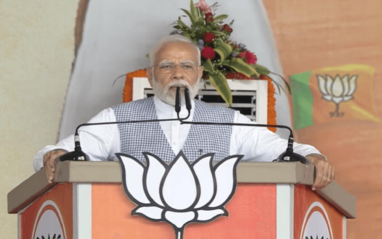 छत्तीसगढ़ को सौगात देने के बाद रायपुर में गरजे पीएम मोदी, कहा- कांग्रेस आपके भाग्य को कुचल रही है