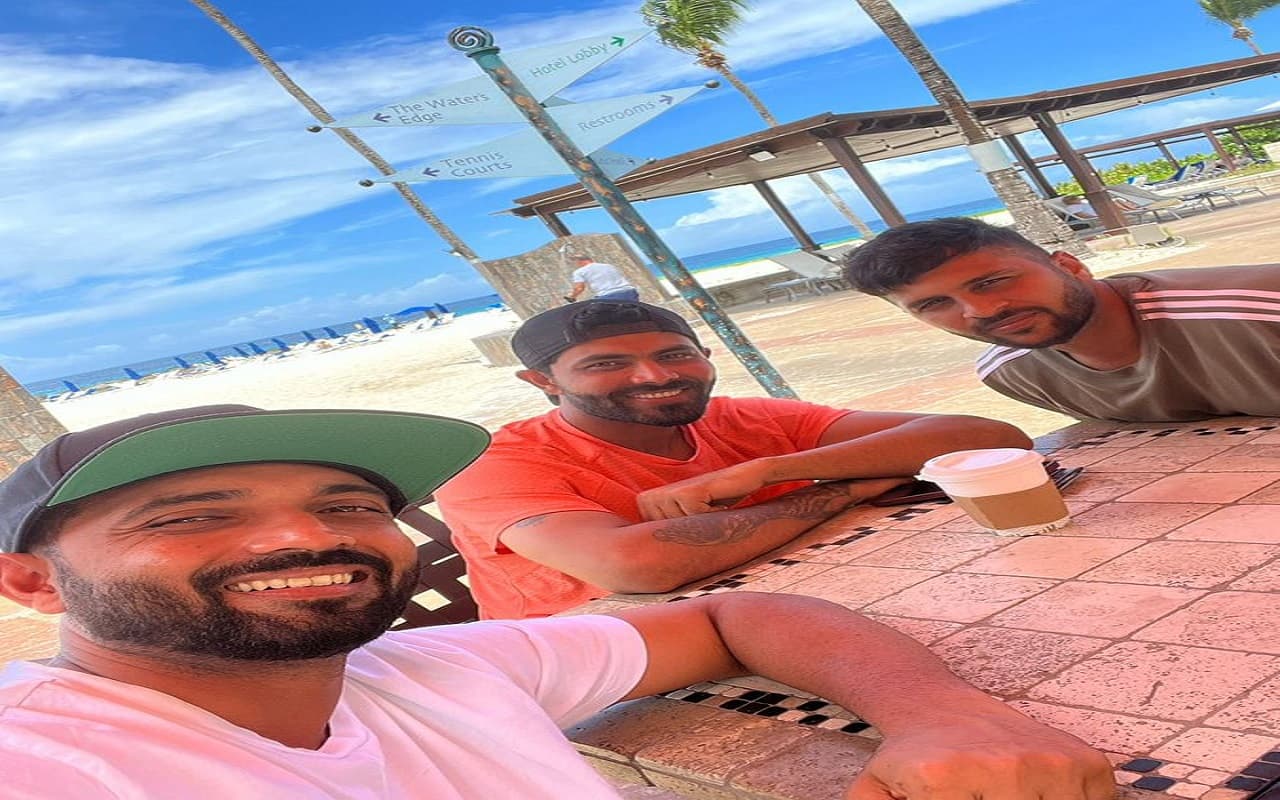 IND vs WI: टेस्ट सीरीज से पहले बीच पर मस्ती करते नजर आए टीम इंडिया के प्लेयर्स, फोटो वायरल