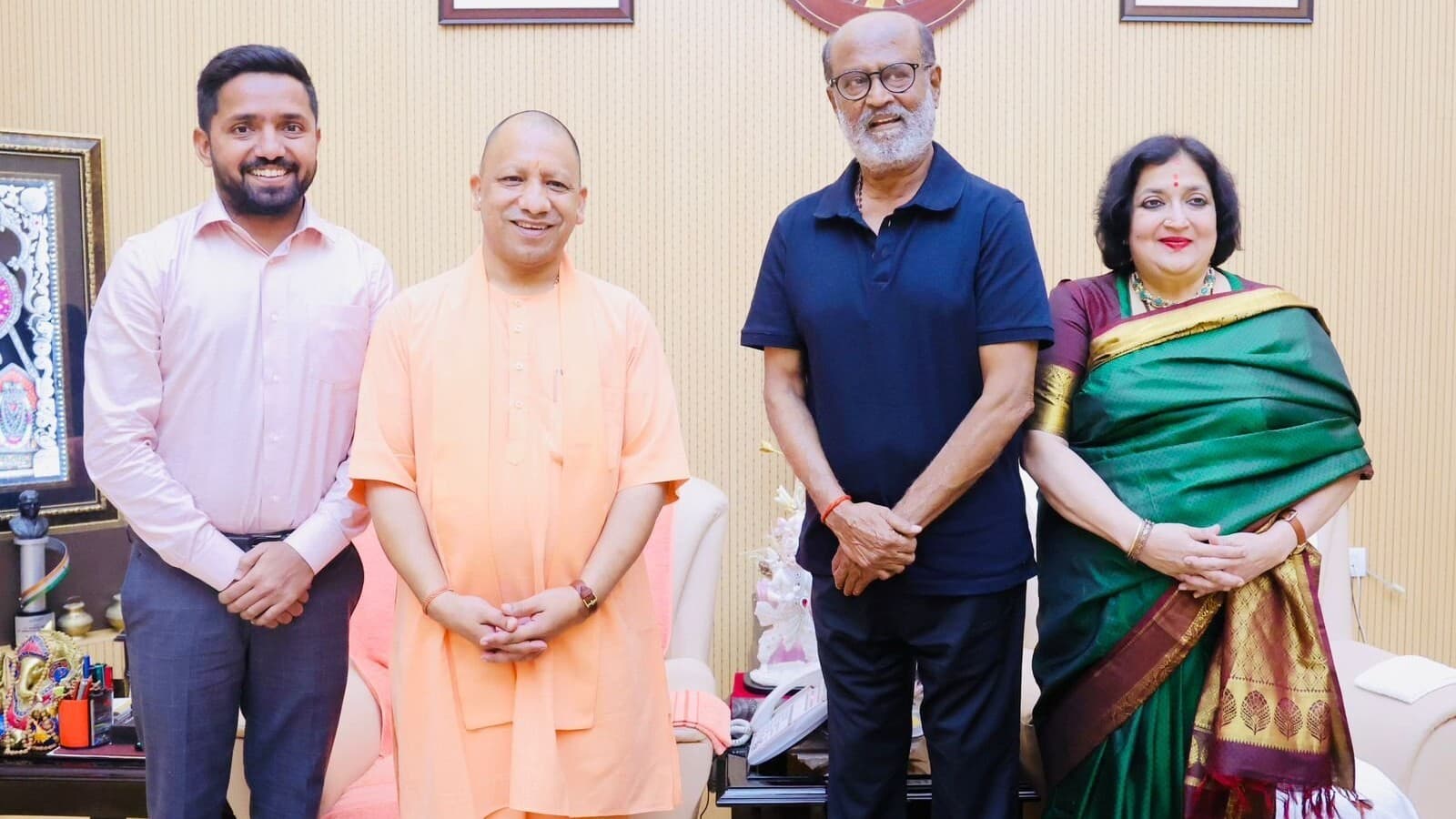 सुपरस्टार रजनीकांत ने सीएम योगी आदित्यनाथ से की मुलाकात, पैर छूकर लिया आशीर्वाद, साथ देखेंगे 'जेलर' फिल्म