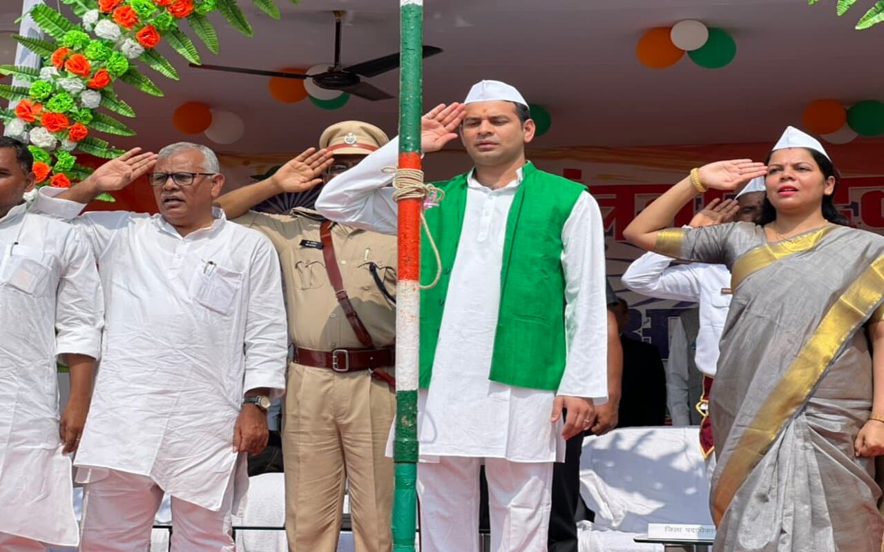 Photos: तेजप्रताप यादव ने अरवल के गांधी मैदान में मनाया स्वतंत्रता दिवस, पौधारोपन भी किया